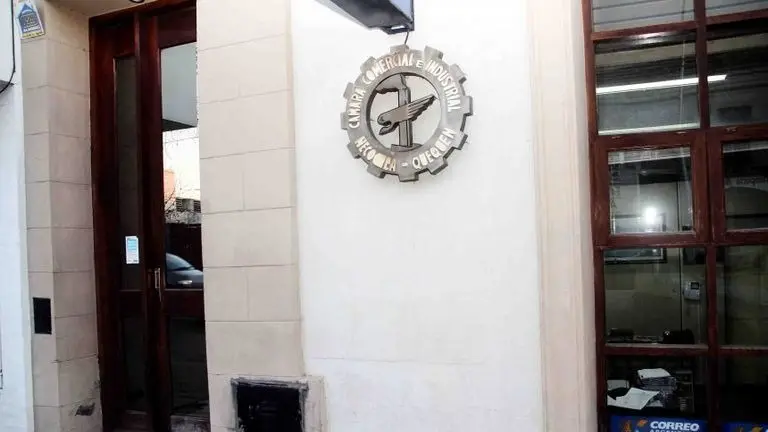 En calle 63 casi 66. Funciona la Cámara Comercial de Necochea