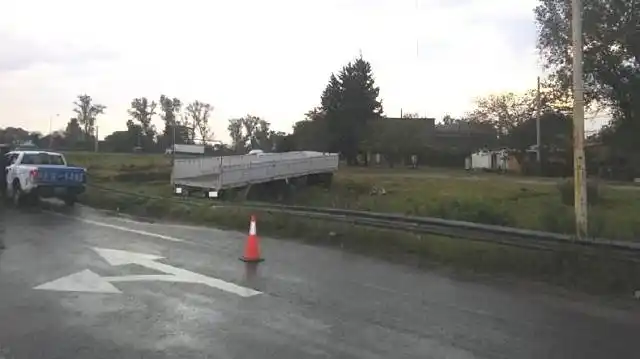 Despistó un camión en el cruce de las rutas 12 y 18
