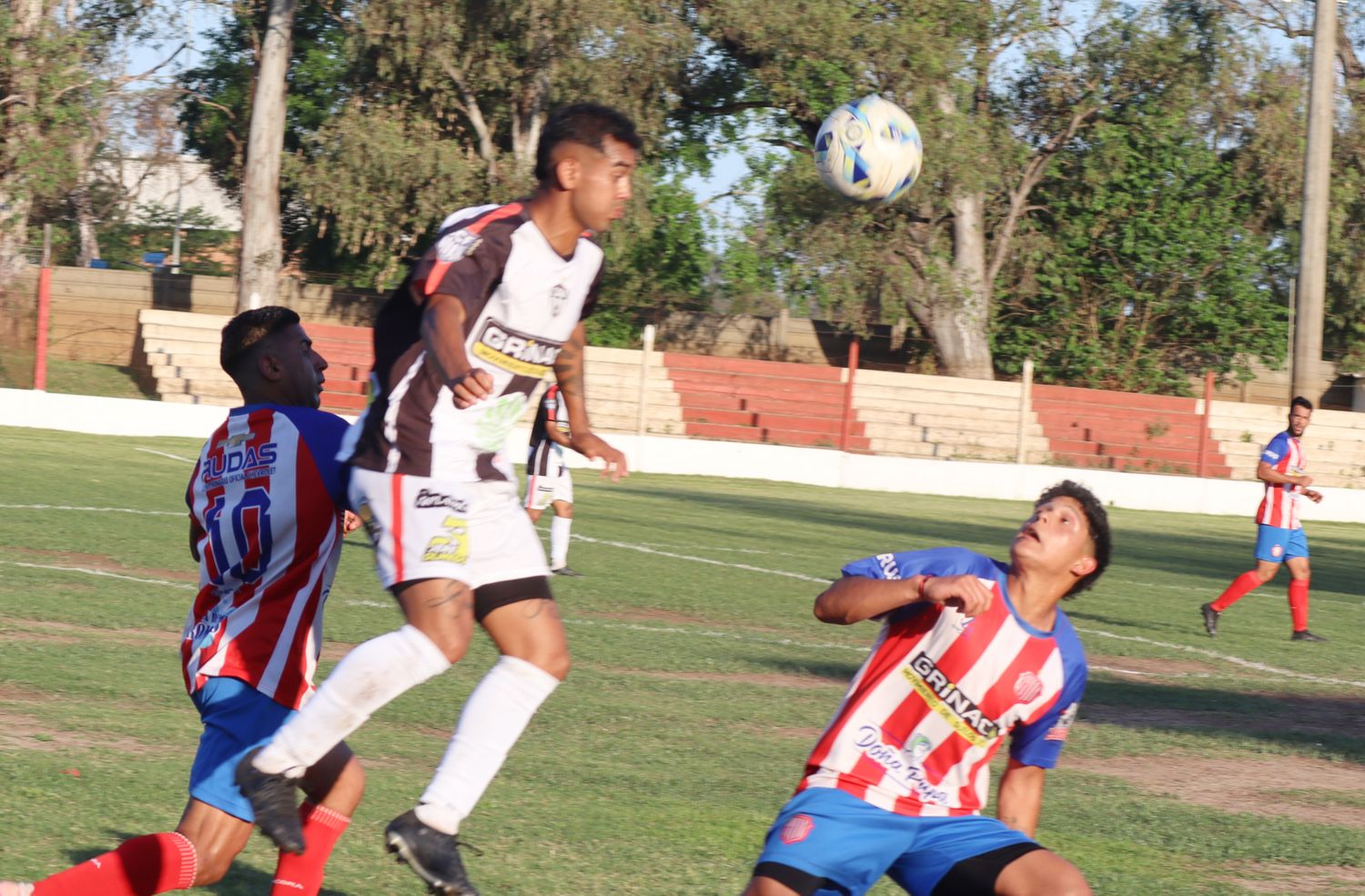 Libertad recibe a Cosmos y Alberdi juega en su cancha con Victoria