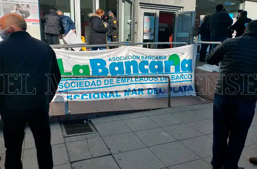 La Bancaria anunció un paro para este viernes en sucursales de tres entidades privadas