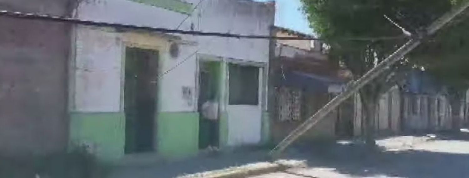 Una columna cayó sobre el ingreso de una casa en zona norte luego de que un camión se llevara cables por delante