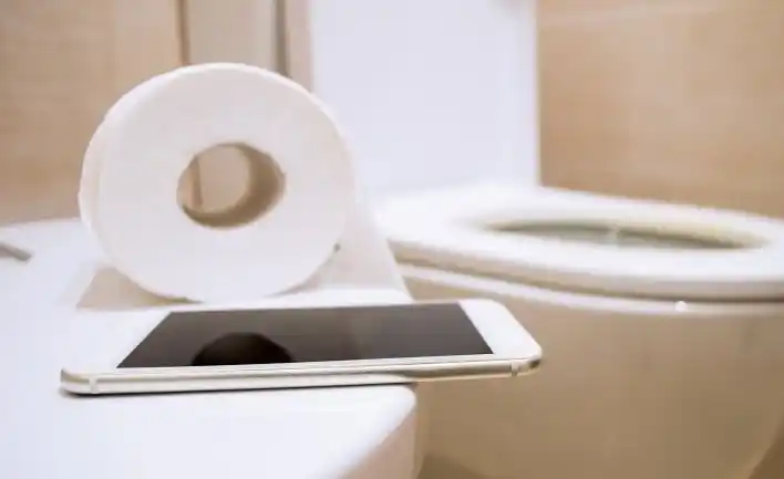 Por qué llevar el celular al baño es peligroso para la salud