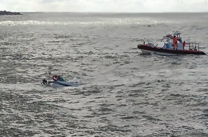 Rescataron a un navegante tras hundirse un velero