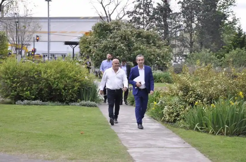Nervios y saludos en la previa del debate a concejal