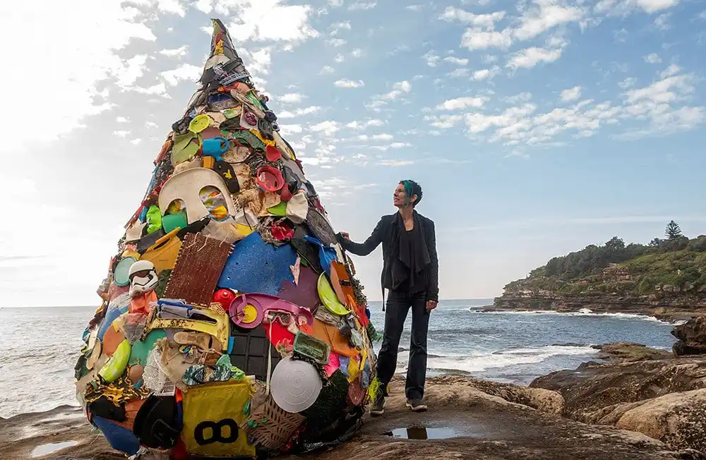 Marina DeBris transforma la basura del mar en arte