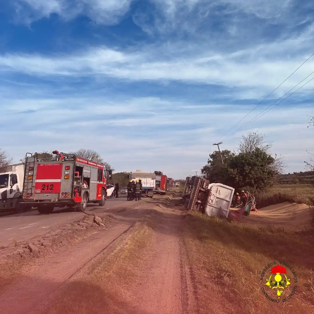El vuelco de un camión que transportaba granos, deja al conductor atrapando al conductor en la cabina