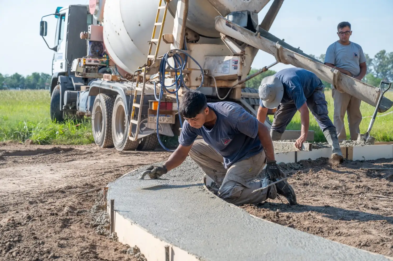 Construyen una rotonda clave para mejorar la circulación en las costas del Xanaes.