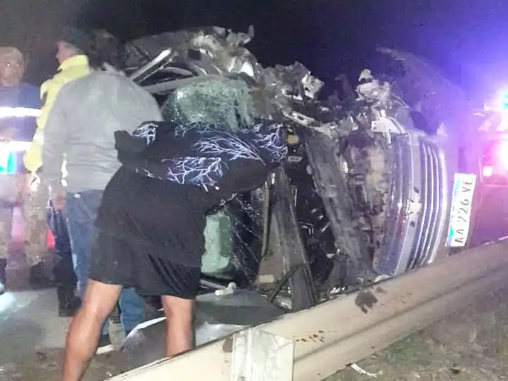 Grave siniestro vial: dos personas quedaron atrapada entre los hierros de una camioneta