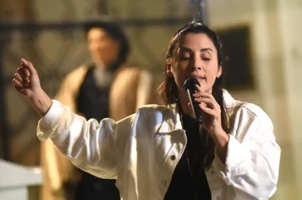 Peregrinos se acercan para sentir