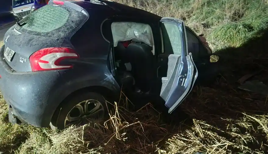 El auto de las víctimas fatales, a un costado de la ruta