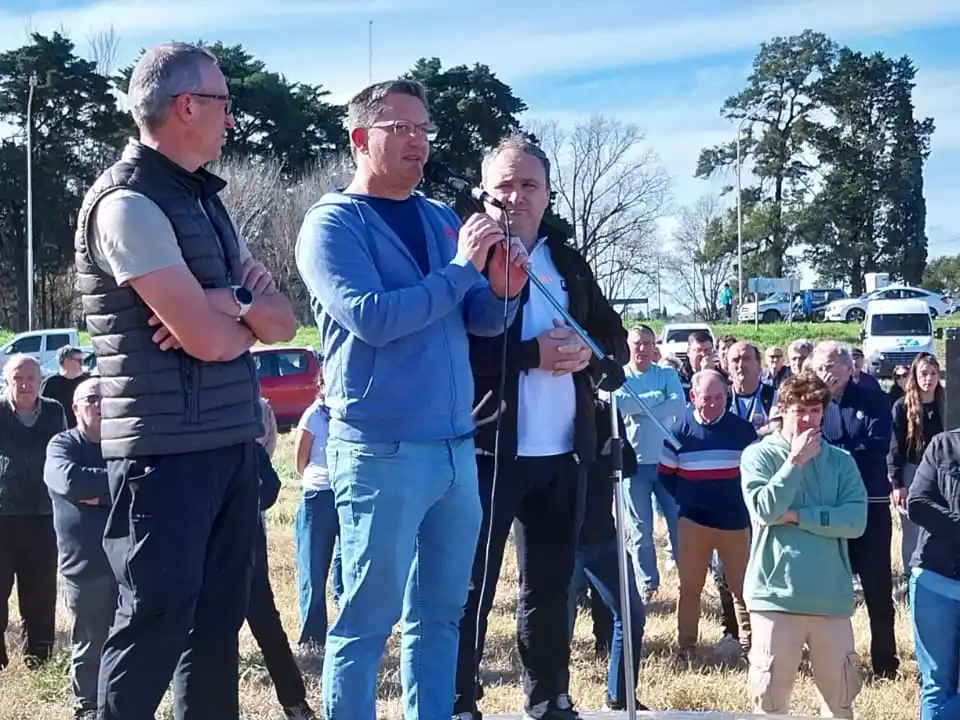 Juan Ferrer, flanqueado por Sánchez de Bustamante y Roncoli, en el acto de la rotonda. Foto: Sur24