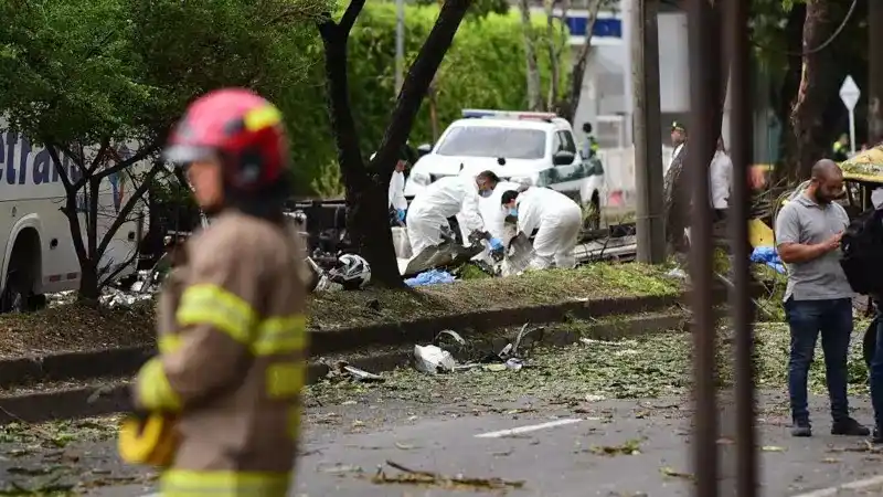 Un día de luto y conmoción se vivió en Colombia tras dos ataques coordinados que dejaron al menos 19 muertos y 65 heridos. (GETTY IMAGES)