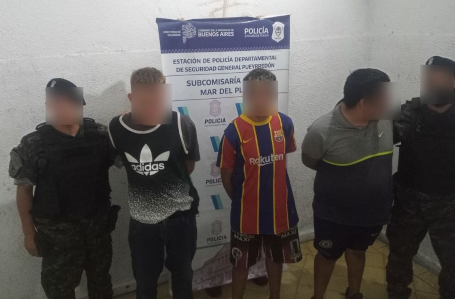 Con facas, se pelearon con un cantante de la Rambla y destrozaron locales