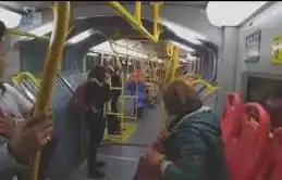 Muerto en el bus de servicio público