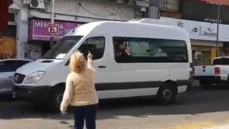 Video: una jubilada le hizo un gesto  obsceno a Alberto Fernández
