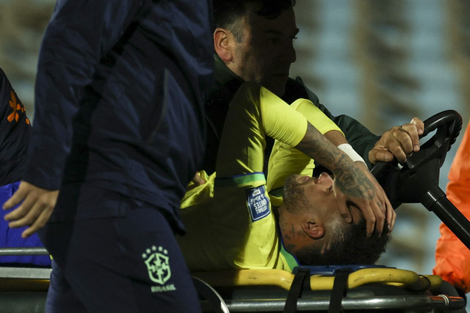 ¿EL FIN DE SU CARRERA? Neymar será operado en Brasil por una dura lesión