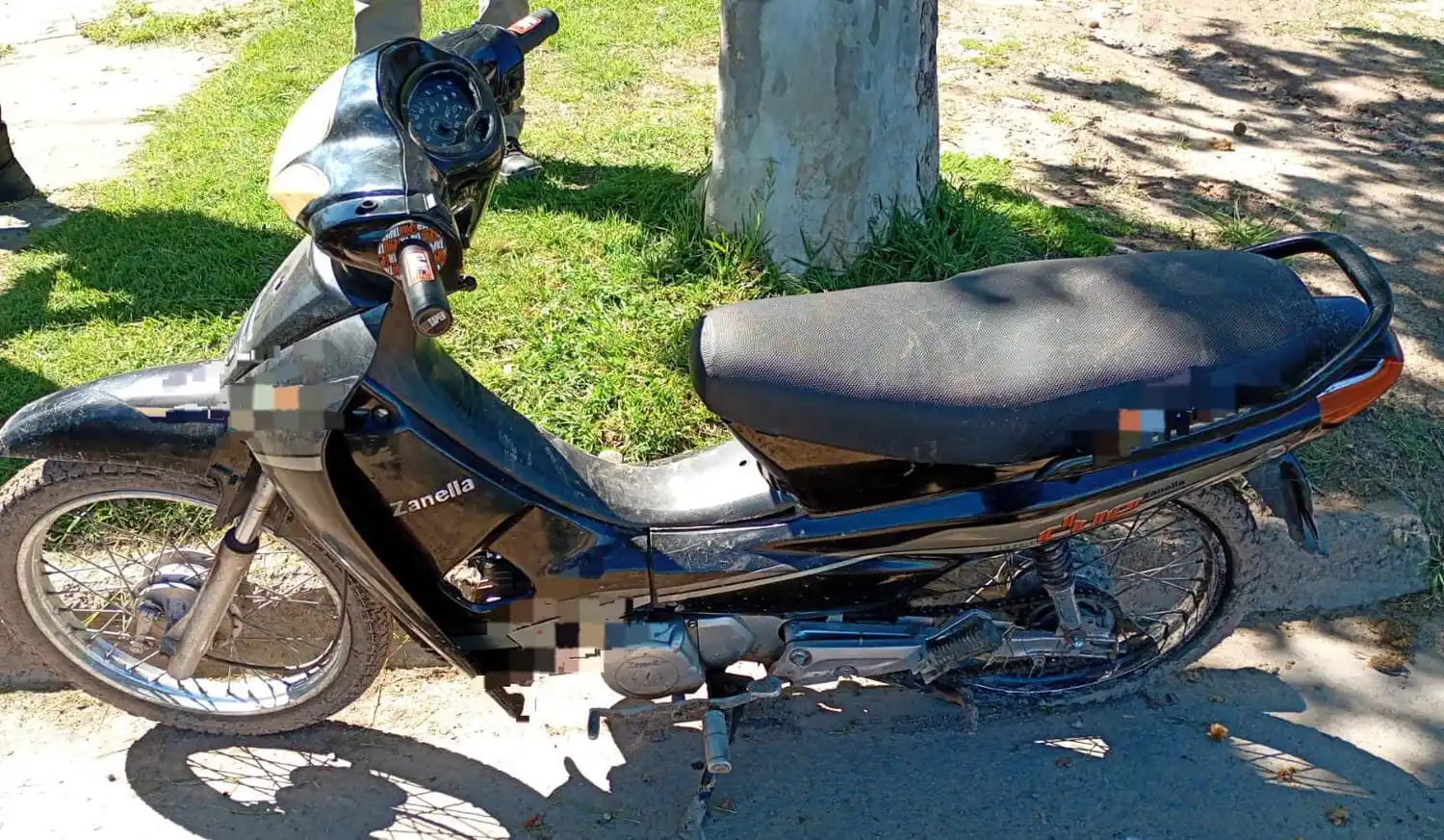 Solita, sin su dueño: hallaron una motocicleta abandonada en plena calle