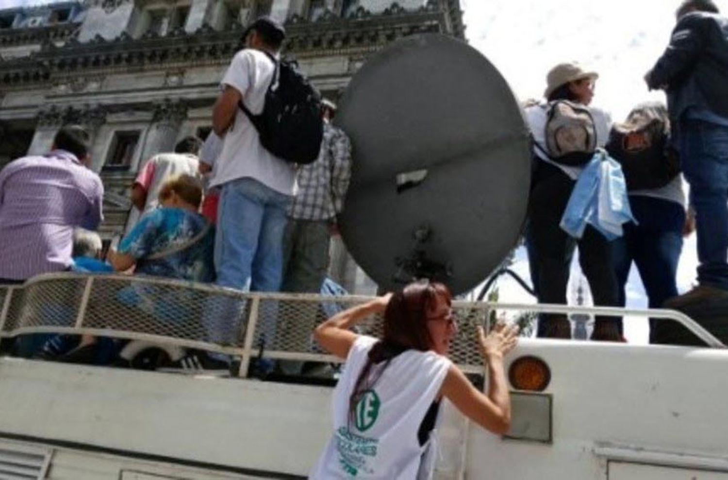 Militantes del kirchnerismo abordaron un móvil de TN