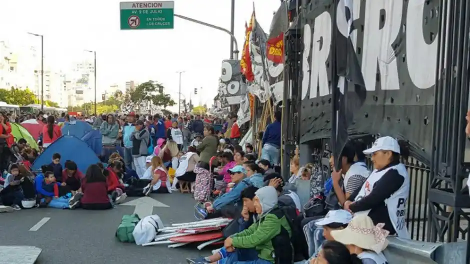 Cedió el Gobierno: Zabaleta reforzará los planes sociales y los piqueteros levantaron los cortes previstos