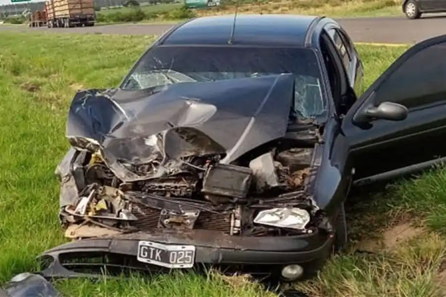 Viajaba en auto con su pequeña hija y chocó con un camión que transportaba maderas