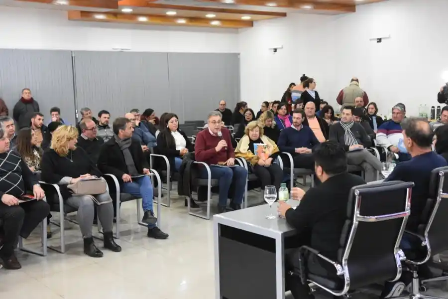 Mesa de diálogo entre SEOM, intendentes y presidentes comunales