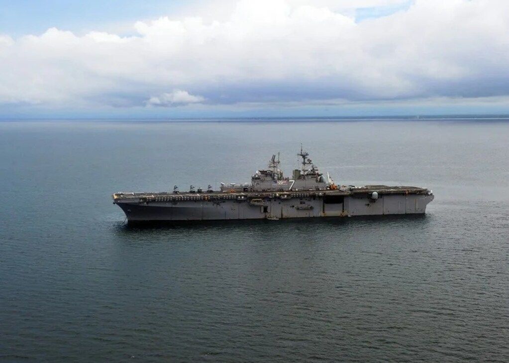 el buque de asalto anfibio USS "Iwo Jima", uno de los navíos desplegados por EE. UU. cerca de Venezuela. EFE