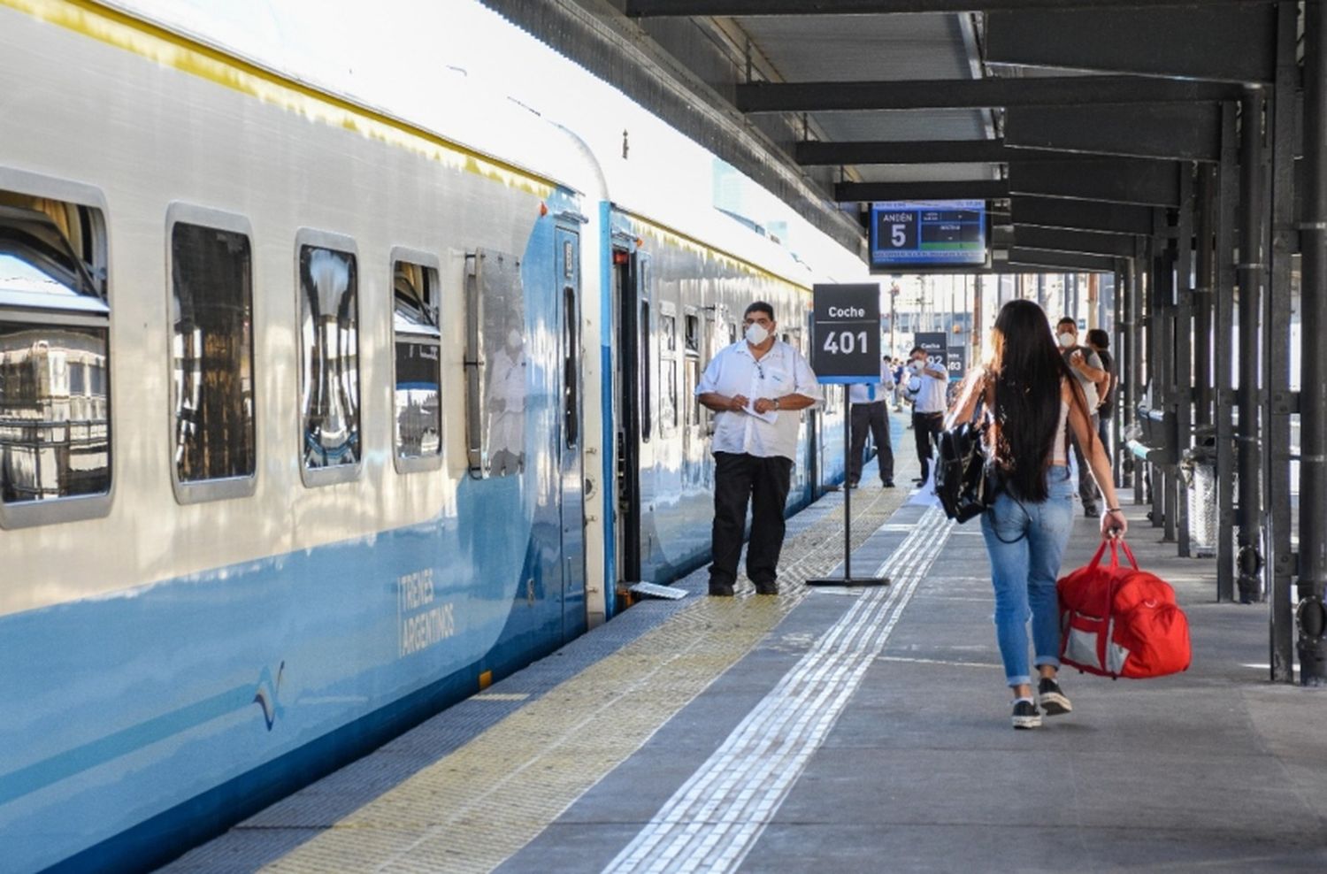 Dan el primer paso para subir las tarifas de colectivos y trenes un 40% desde agosto