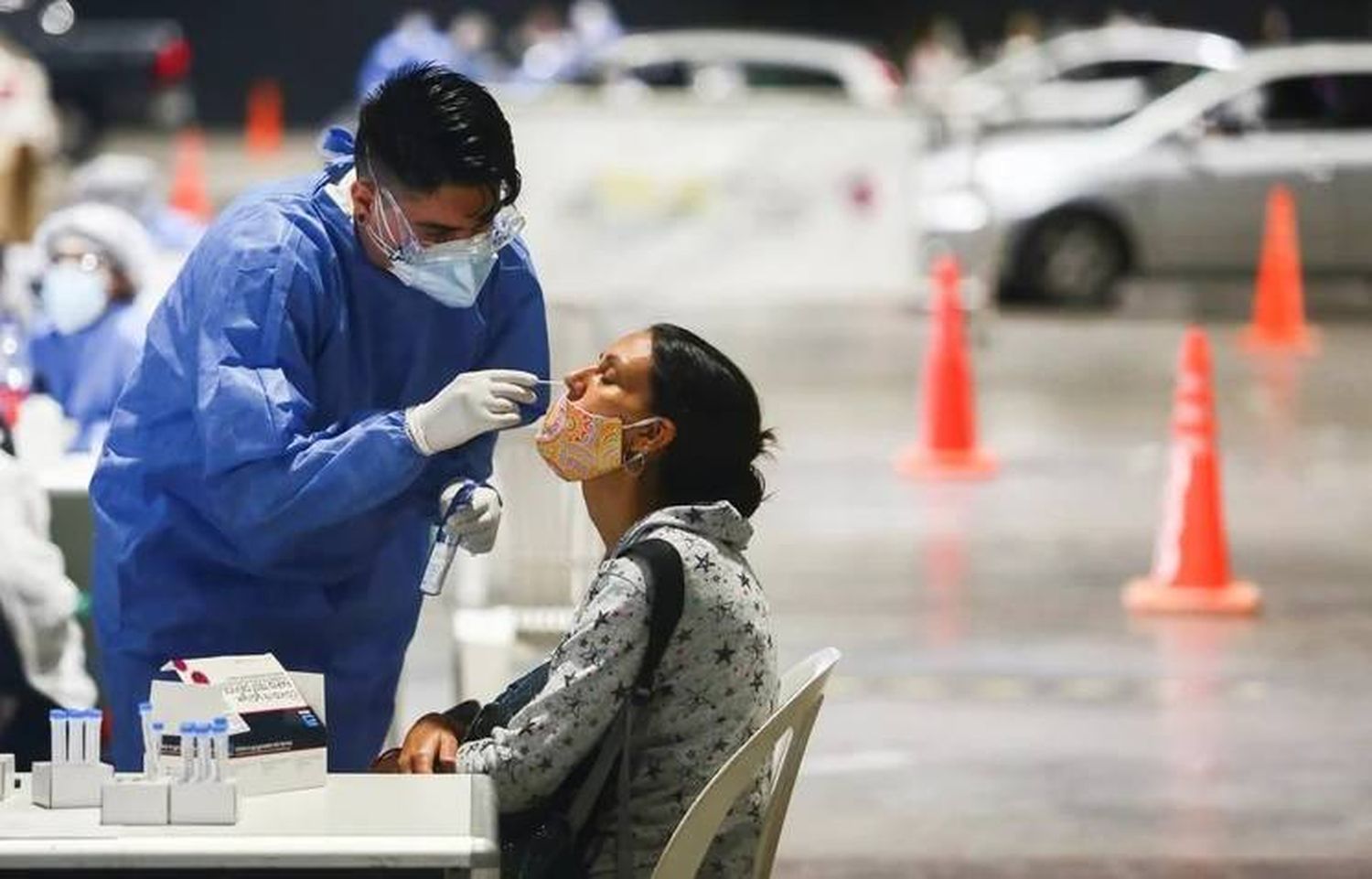 Los casos de coronavirus siguen bajando 
en la Argentina al igual que las muertes