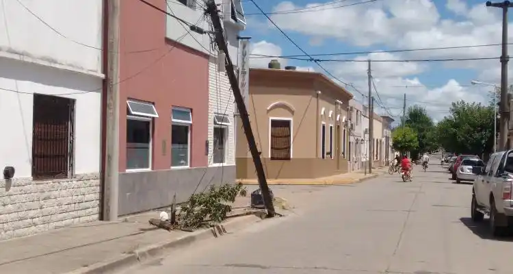 Chocó y se cayó el poste