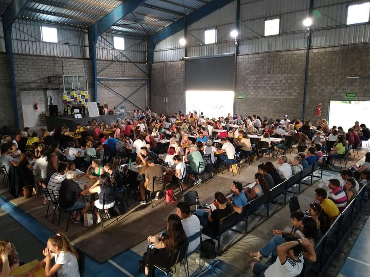 Domingo de Súper Bingo en el gimnasio de Centenario