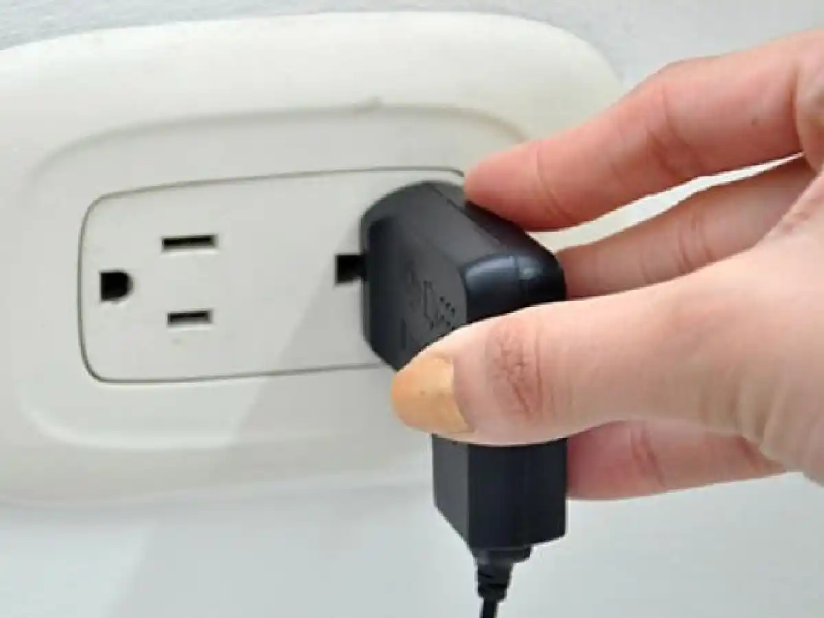 Murió electrocutada por el cargador de su teléfono móvil