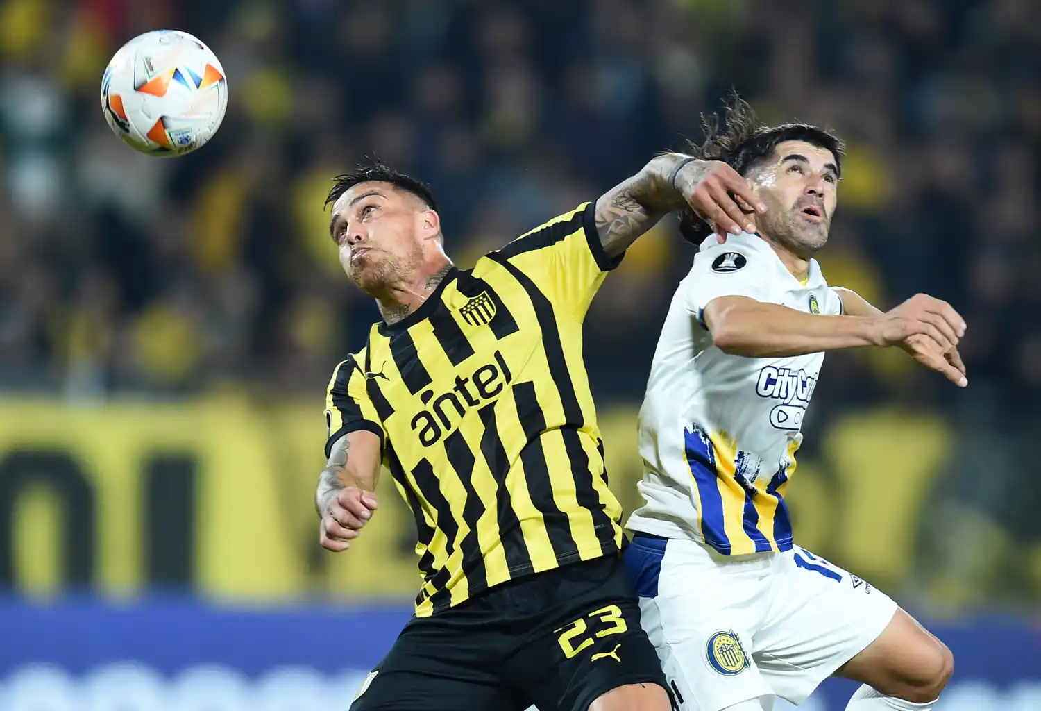 Méndez y Malcorra se juegan todo por la pelota.