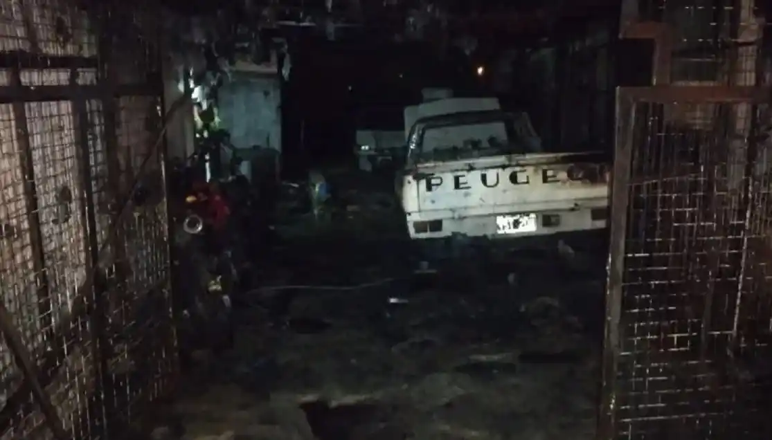 Entró a robar en una vivienda, pero terminó incendiando una camioneta y una moto