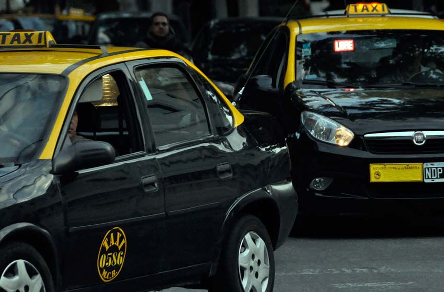 Quiso pagar un viaje en taxi con un billete falso y terminó detenido en zona oeste