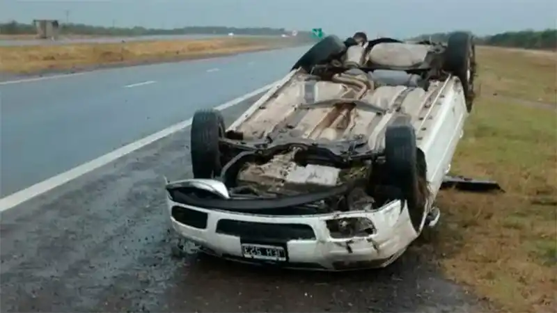 Autovía 14: Perdió el control del rodado, despistó y volcó