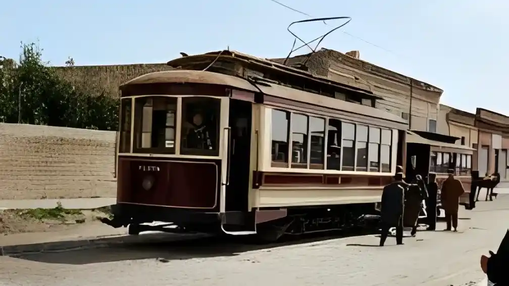El tranvía. En la avenida 2, frente a la entrada de la vieja rambla