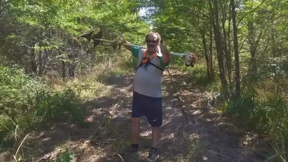 Hace 20 años cuida las vías de General Belgrano con la esperanza de que algún día el tren vuelva a pasar