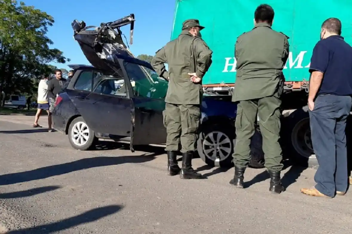 Fuerte choque en Ruta 136: una joven policía hospitalizada con lesiones severas