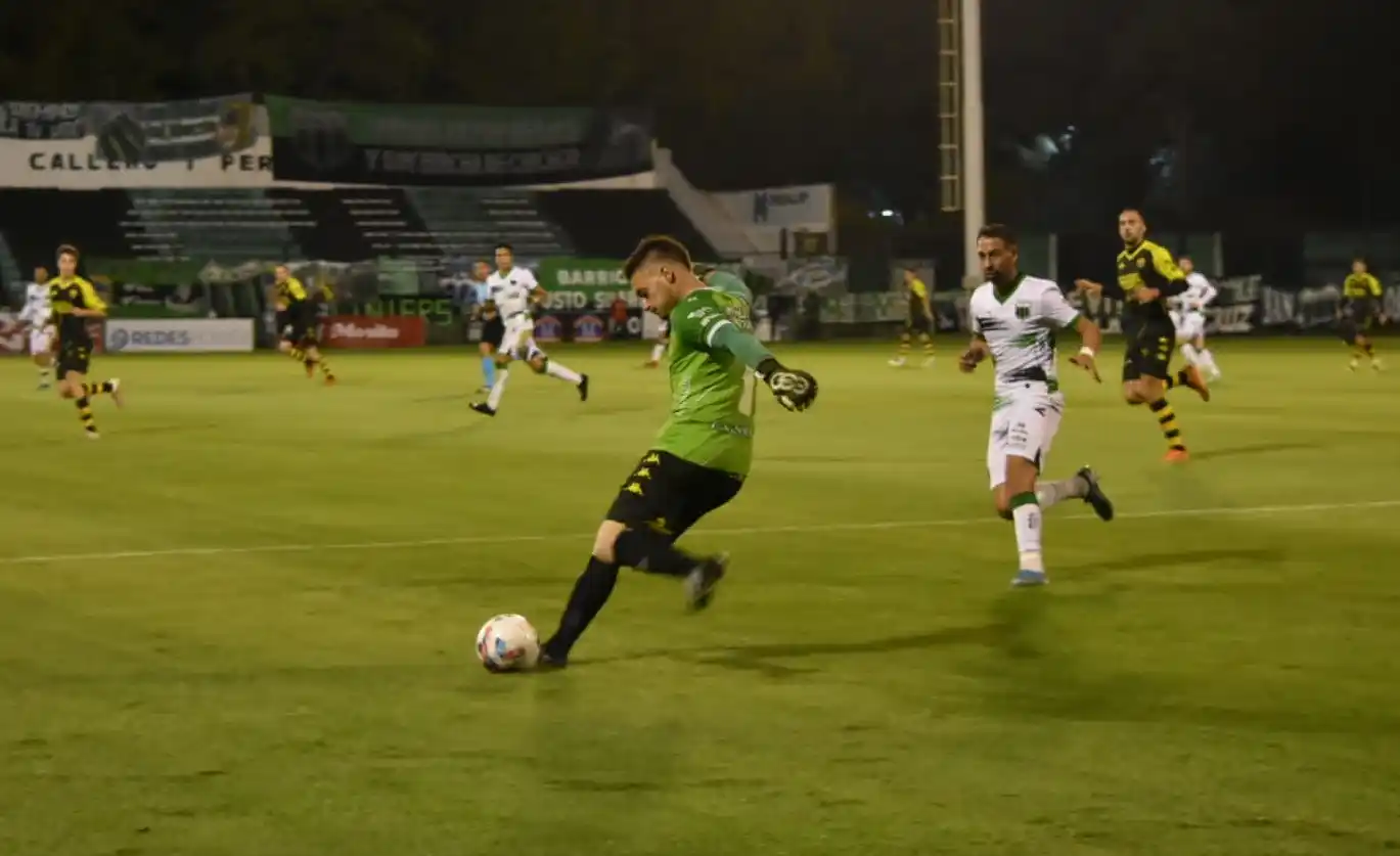 Un despeje de Temperini, en el partido de Santamarina en cancha de Nueva Chicago.