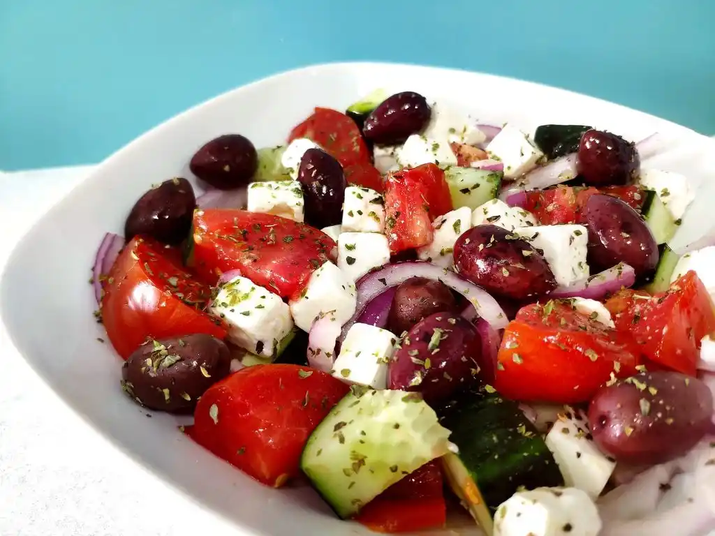 Qué es la ensalada griega: la receta fresca que suma color y sabor a Año Nuevo