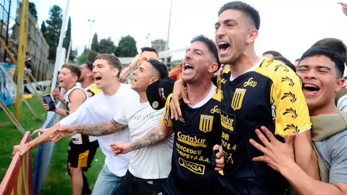 Almirante Brown define con Independiente Rivadavia el primer ascenso