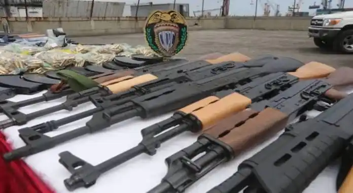 El arsenal incluye 156 armas de guerra y municiones.