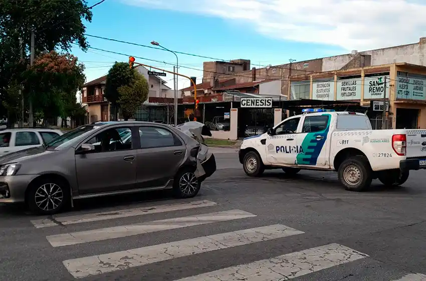 Buscan a un Corsa 3 puertas que chocó a remisero y se fugó