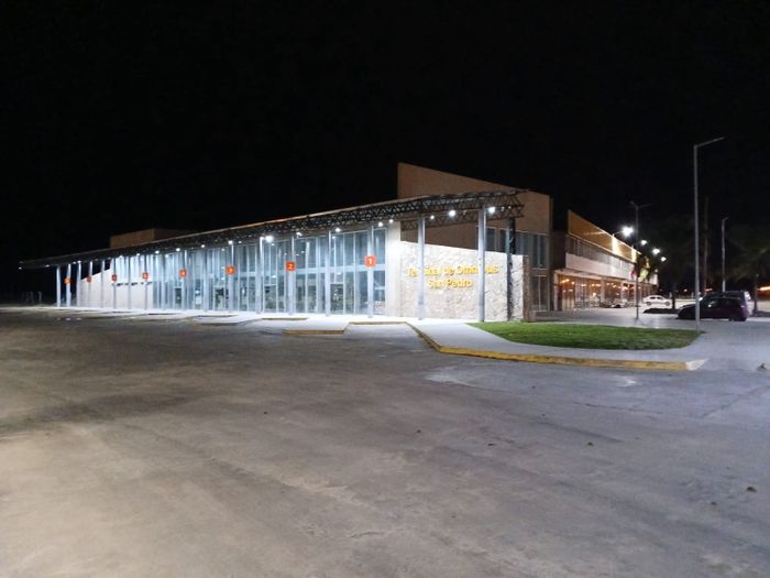 Terminal de Ómnibus iluminada