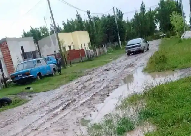 Vecinos del Barrio 80 Viviendas reclaman mejoramientos de calles
