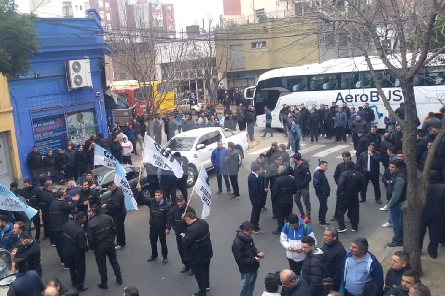 Paro de colectivos: choferes de UTA se manifiestan y cortan el tránsito