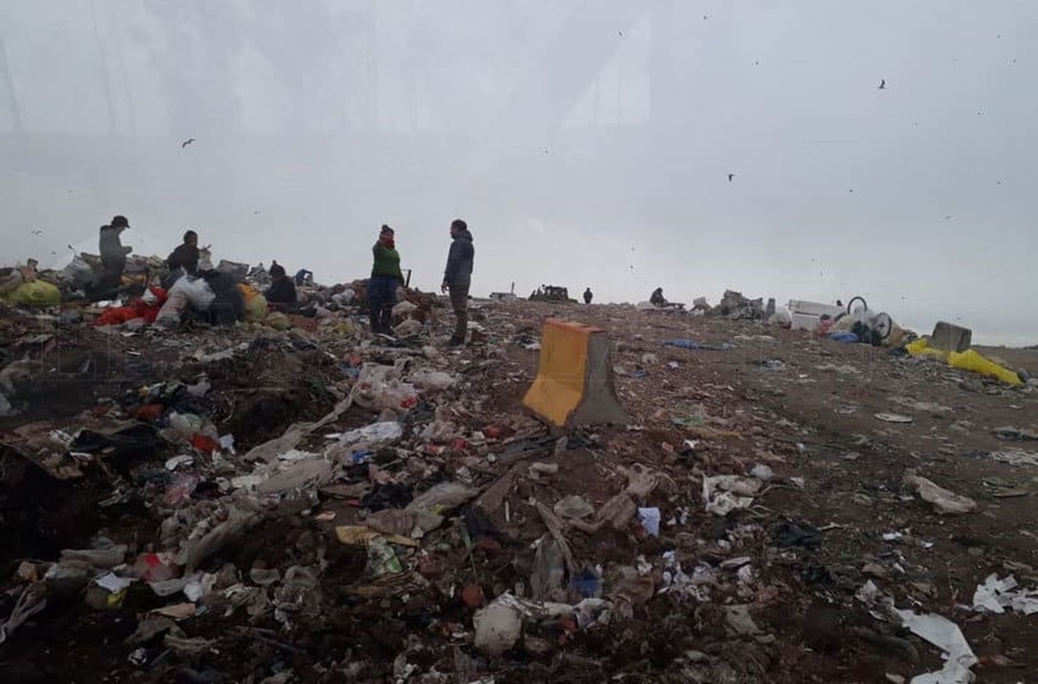 Exigen que el Municipio asista a quienes subsisten del basural