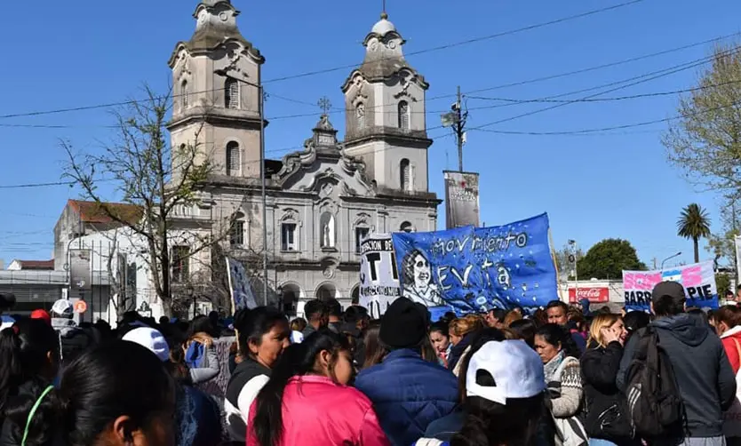 En las puertas del Palacio Municipal se registró una marcha de movimientos sociales.