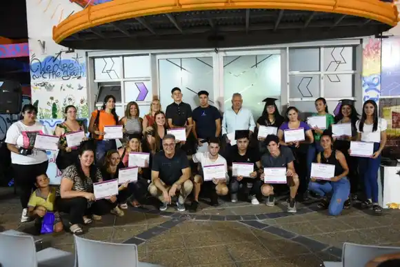 Encuentro de egresados y egresadas de programas educativos municipales