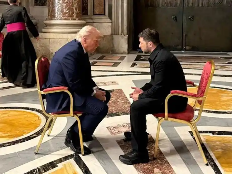 Zelenski tras reunirse con Trump en el Vaticano: "Esperamos un alto el fuego total y una paz duradera"